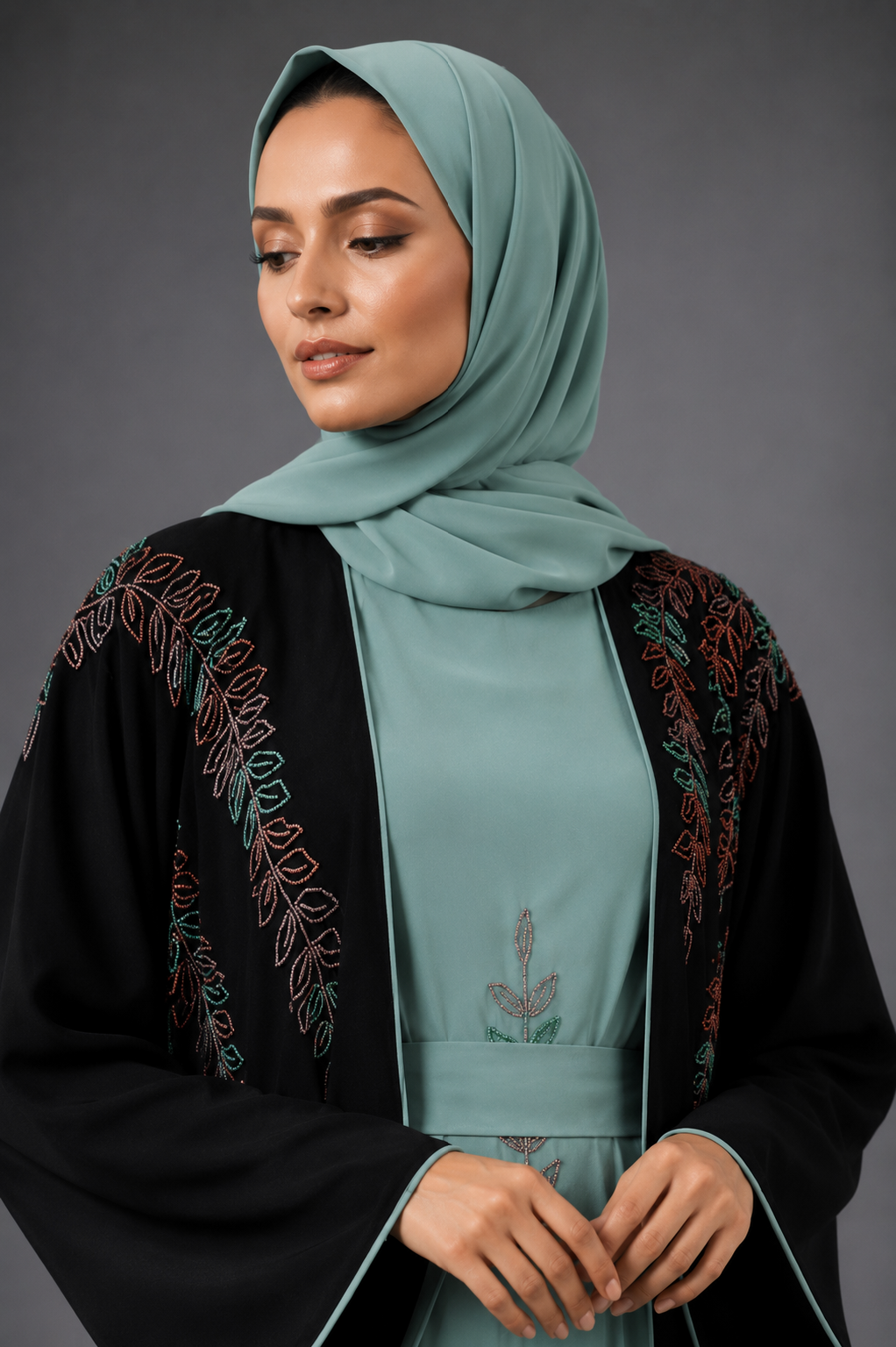 عباية مزينة بنقوش حديقة منتصف الليل