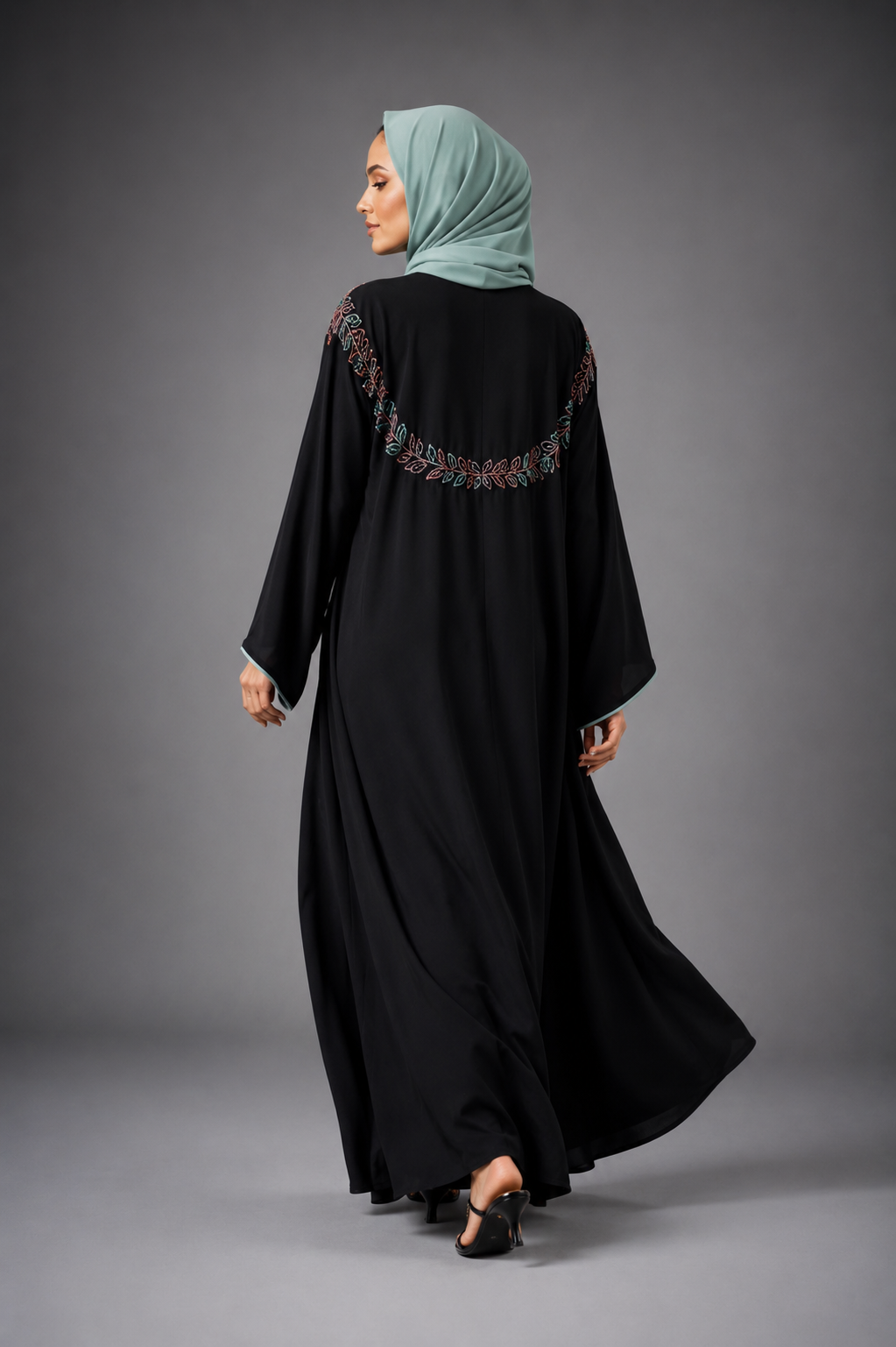 عباية مزينة بنقوش حديقة منتصف الليل